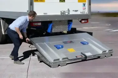 Anteo tail lift with man opening lift